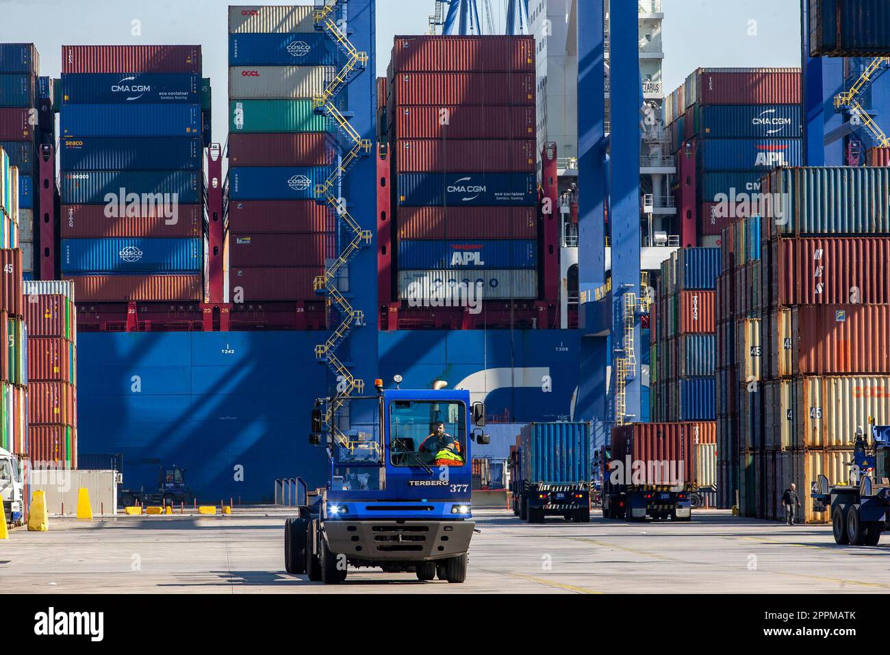 Athen, Griechenland. 16. Februar 2023. Ein Fahrer arbeitet am Containerterminal III im Hafen von Piräus, Griechenland, am 16. Februar 2023. Mehr als 13 Jahre Win-Win-Zusammenarbeit zwischen dem chinesischen COSCO Shipping und dem größten griechischen Hafen Piräus haben sich als beispielhafter Fall gemeinsamer Entwicklung erwiesen, wie führende Manager und Mitarbeiter des wegweisenden Investitionsprojekts sagten. IN VERBINDUNG MIT „World Insights: Sino-Greek cooperation at Piraeus Port Showcases common Development“. Kredit: Marios Lolos/Xinhua/Alamy Live News Stockfoto