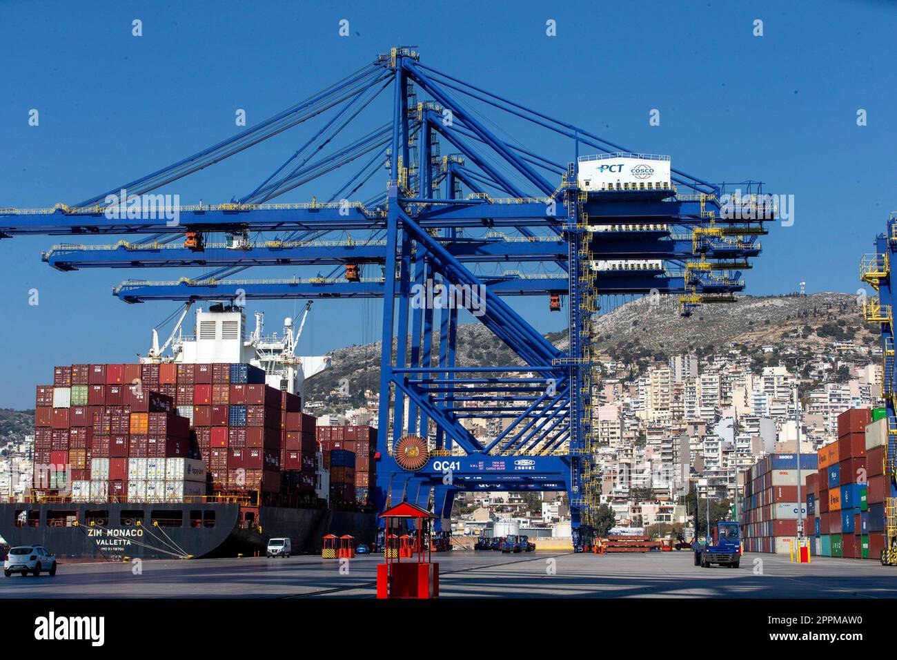 Athen. 16. Februar 2023. Dieses Foto wurde am 16. Februar 2023 aufgenommen und zeigt das Containerterminal III im Hafen von Piräus, Griechenland. Mehr als 13 Jahre Win-Win-Zusammenarbeit zwischen dem chinesischen COSCO Shipping und dem größten griechischen Hafen Piräus haben sich als beispielhafter Fall gemeinsamer Entwicklung erwiesen, wie führende Manager und Mitarbeiter des wegweisenden Investitionsprojekts sagten. IN VERBINDUNG MIT „World Insights: Sino-Greek cooperation at Piraeus Port Showcases common Development“. Kredit: Marios Lolos/Xinhua/Alamy Live News Stockfoto
