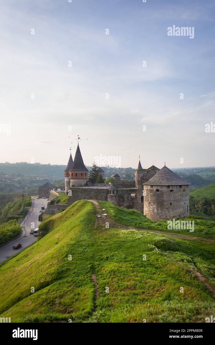 Kamianets-Podilskyi, Ukraine. Bunte Ballons fliegen über eine wunderschöne mittelalterliche Burg, eine sehr schöne Aussicht auf die Stadt. Ballonfahrt für Touristen. Stockfoto