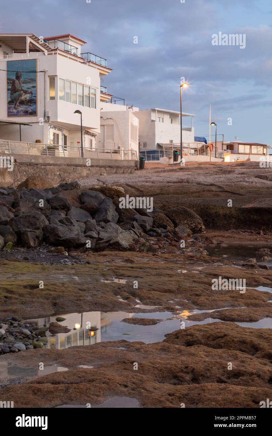 La Caleta Beach, Costa Adeje, Teneriffa, Spanien am Abend Stockfoto