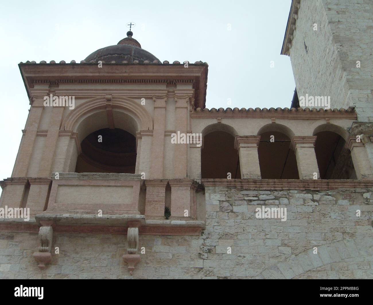 Assisi, Italien, 1. Dezember 2007 Alte Gebäude in der Nähe der Kirche San Francesco in Assisi. Der Haupttempel des Franziskanerordens in Umbrien. Treppen und Wände aus weißem Stein. Touristenattraktion Stockfoto