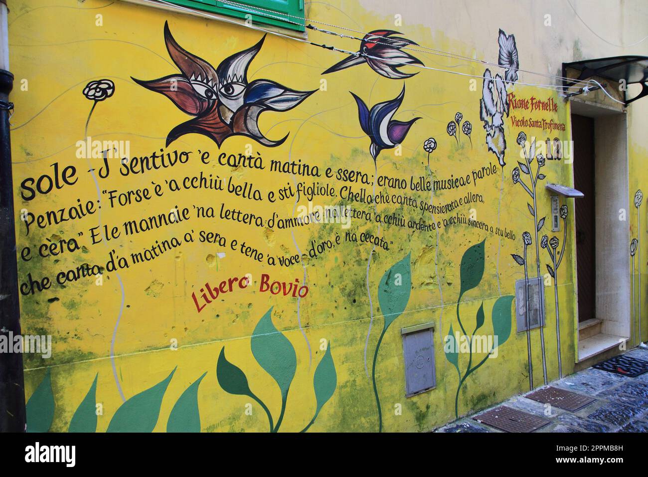 Poesie an den Wänden des historischen Zentrums von Salerno Stockfoto