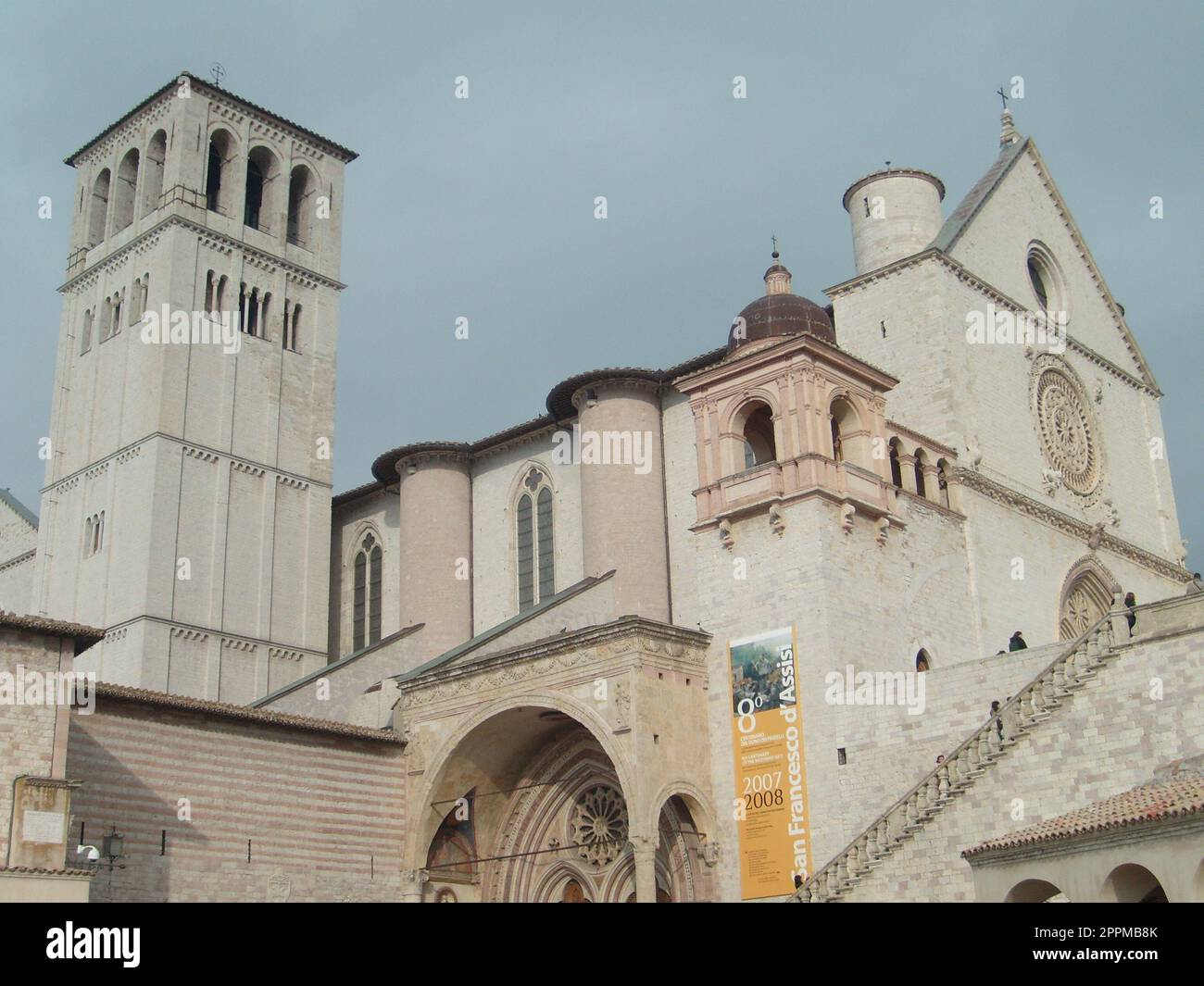 Assisi, Italien, 01. Dezember 2007. Eintritt in die Kirche San Francesco in Assisi, die Basilika St. Francis im Sacro Convento Kloster. Der Haupttempel des Franziskanerordens in Umbrien Stockfoto