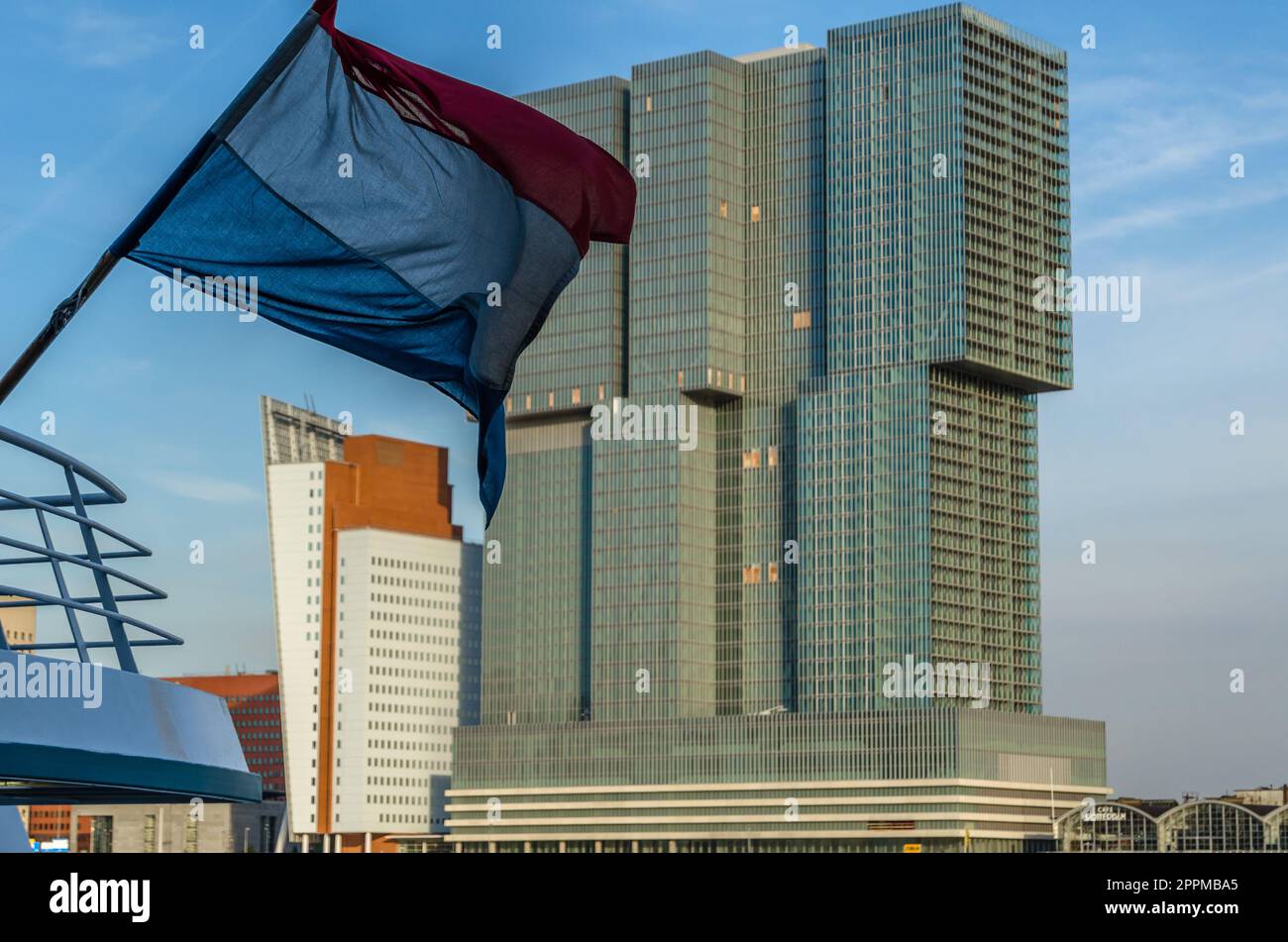 ROTTERDAM, NIEDERLANDE - 26. AUGUST 2013: Blick auf De Rotterdam, ein Gebäude in Rotterdam, entworfen vom Büro für Metropolitanische Architektur, erbaut zwischen 2009 und 2013, bietet Platz für Büros, ein Hotel und Apartments Stockfoto