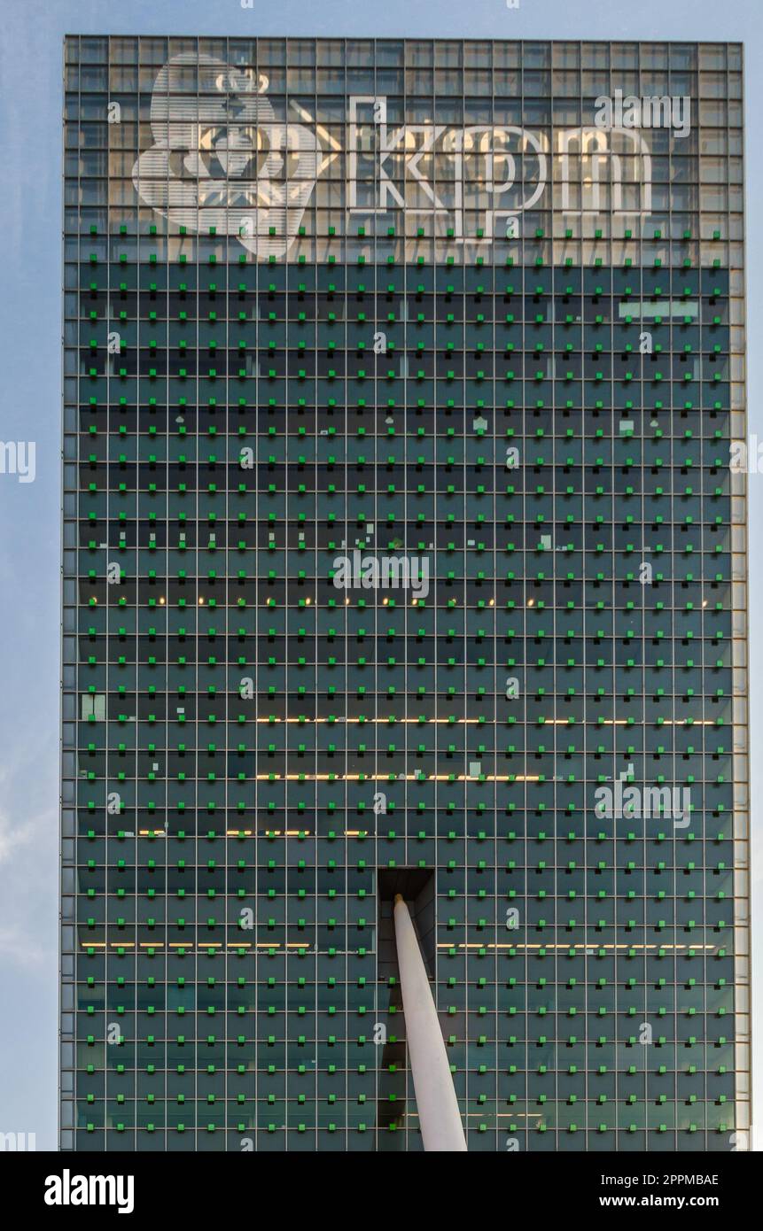ROTTERDAM, NIEDERLANDE - 26. AUGUST 2013: Blick auf den KPN-Turm in Rotterdam, Niederlande, entworfen vom italienischen Architekten Renzo Piano, der zwischen 1998 und 2000 erbaut wurde. KPN ist ein niederländisches Telekommunikationsunternehmen Stockfoto