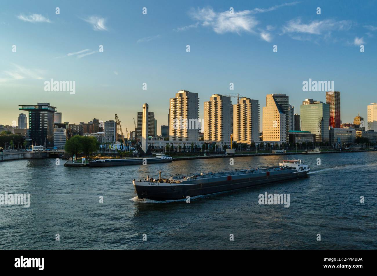 ROTTERDAM, NIEDERLANDE - 26. AUGUST 2013: Stadtlandschaft, Blick auf Wolkenkratzer in der Nähe der Maas, im Stadtviertel Kop van Zuid in Rotterdam, Niederlande Stockfoto