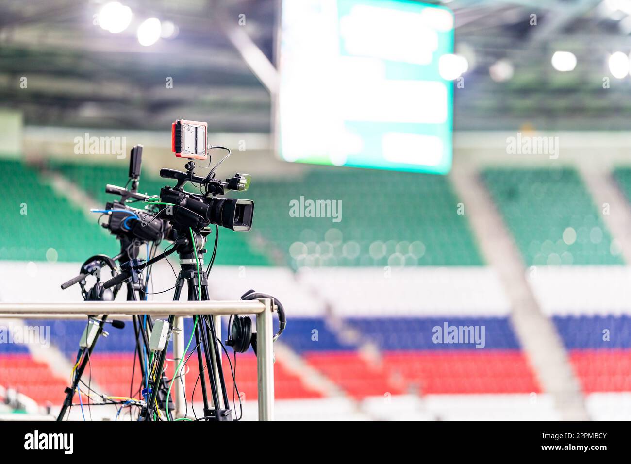 Professionelle Videokamera, die ein Fußballspiel sendet Stockfoto