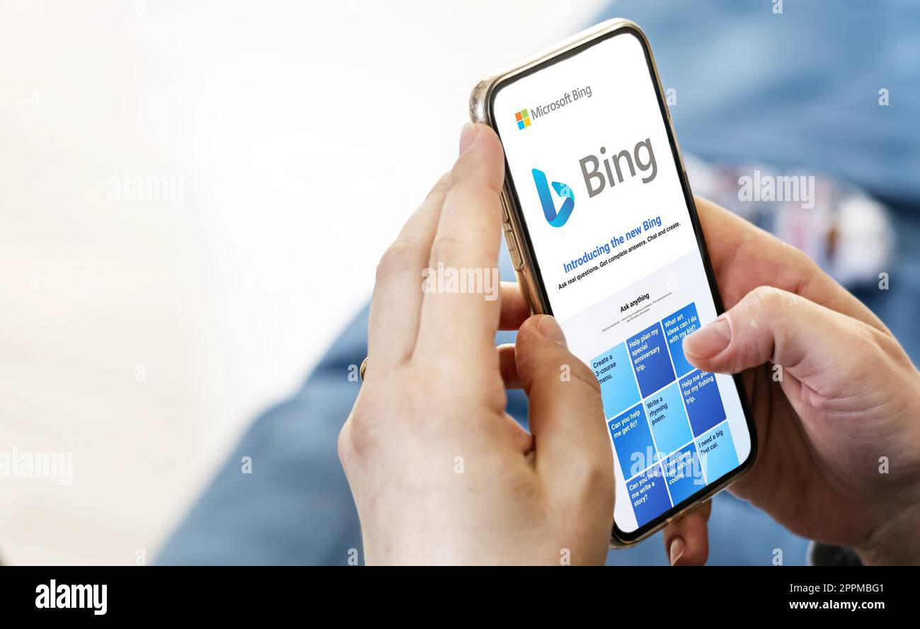 Weibliche Hände halten ein Telefon mit der Microsoft Bing-Website auf dem Bildschirm Stockfoto