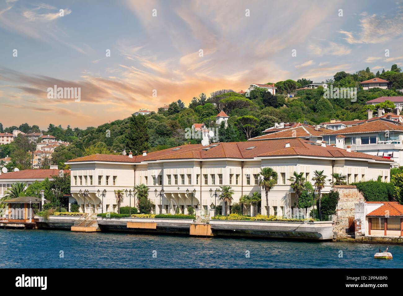 Saffet Pasa Mansion, mit grünen Bergen auf der europäischen Seite des Bosporus, Istanbul, Türkei Stockfoto