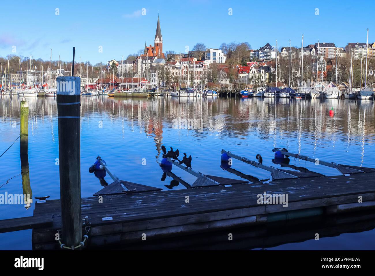 Flensburg, Deutschland - 03. März 2023: Blick auf den historischen Hafen von Flensburg mit einigen Schiffen. Stockfoto