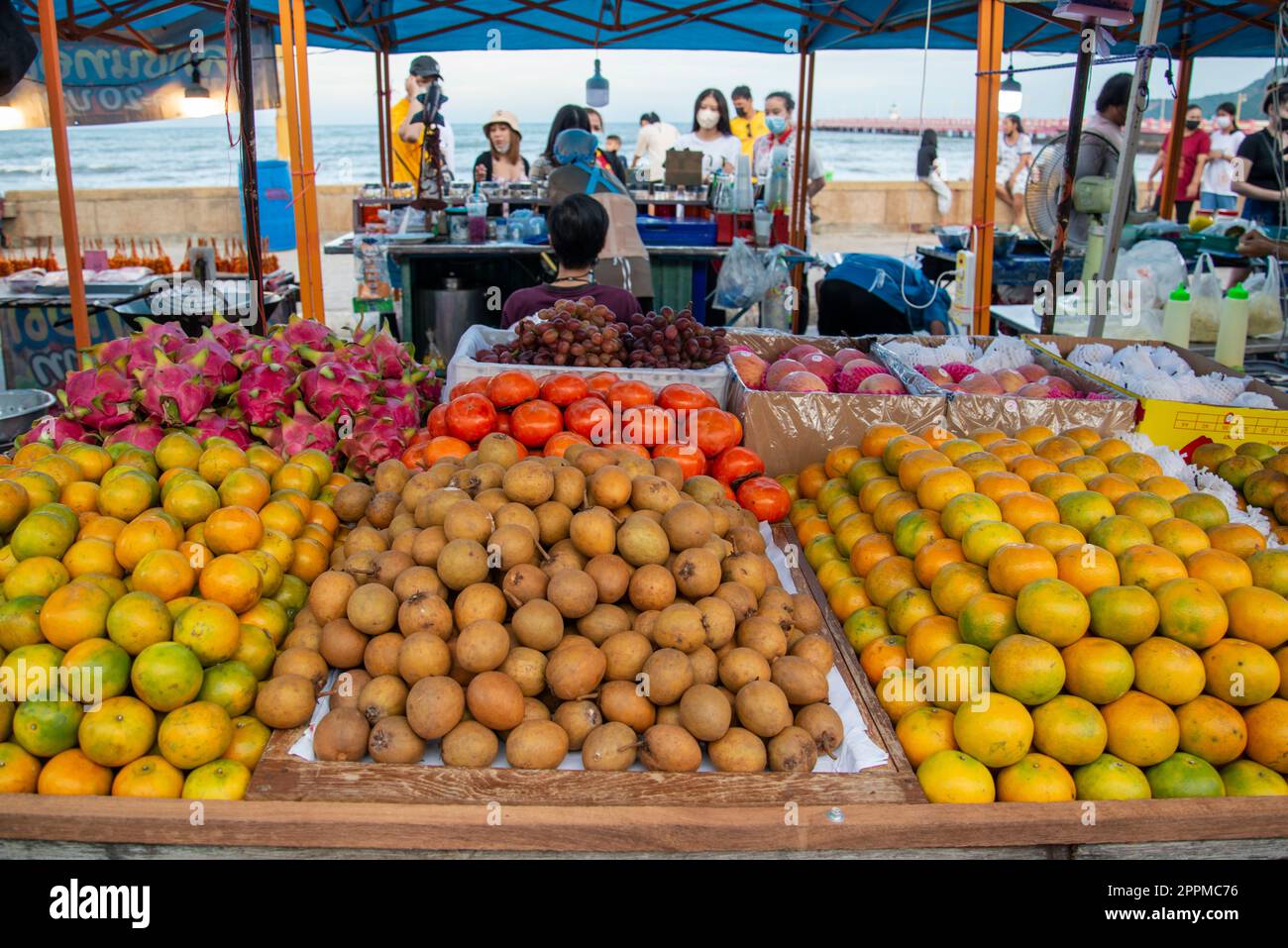 THAILAND PRACHUAP KHIRI KHAN NIGHTMARKET THAI FOOD Stockfoto
