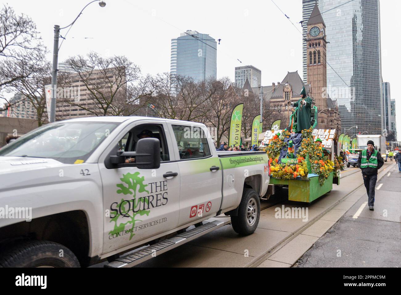 Toronto, ON, Kanada – 10. März 2019: Besucher nehmen an der St. Patrick's Day Parade in der Innenstadt von Toronto Teil Stockfoto