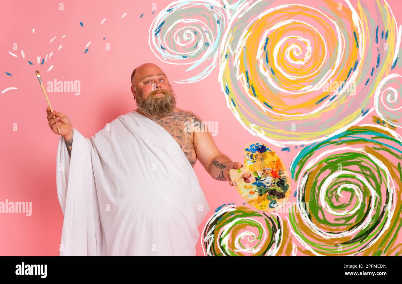 Fat man benimmt sich wie ein wichtiger Künstler mit Pinsel und Farbe in der Hand Stockfoto