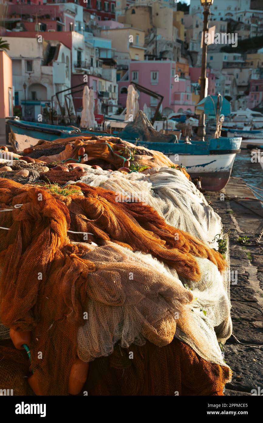 Farbenfrohe Fischernetze auf der Marina Corricella auf der Insel Procida, Bucht von Neapel, Italien. Stockfoto