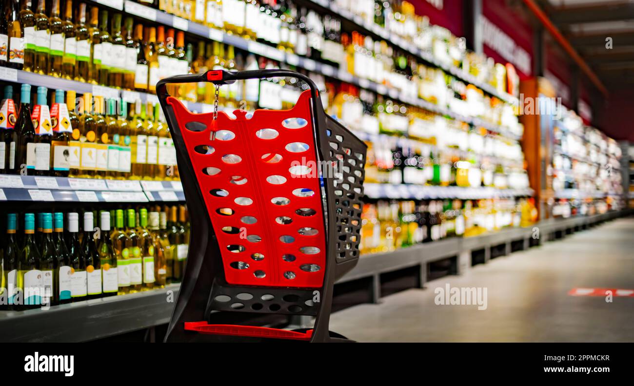 Ein Einkaufswagen mit Lebensmittelprodukten in einem Supermarkt Stockfoto