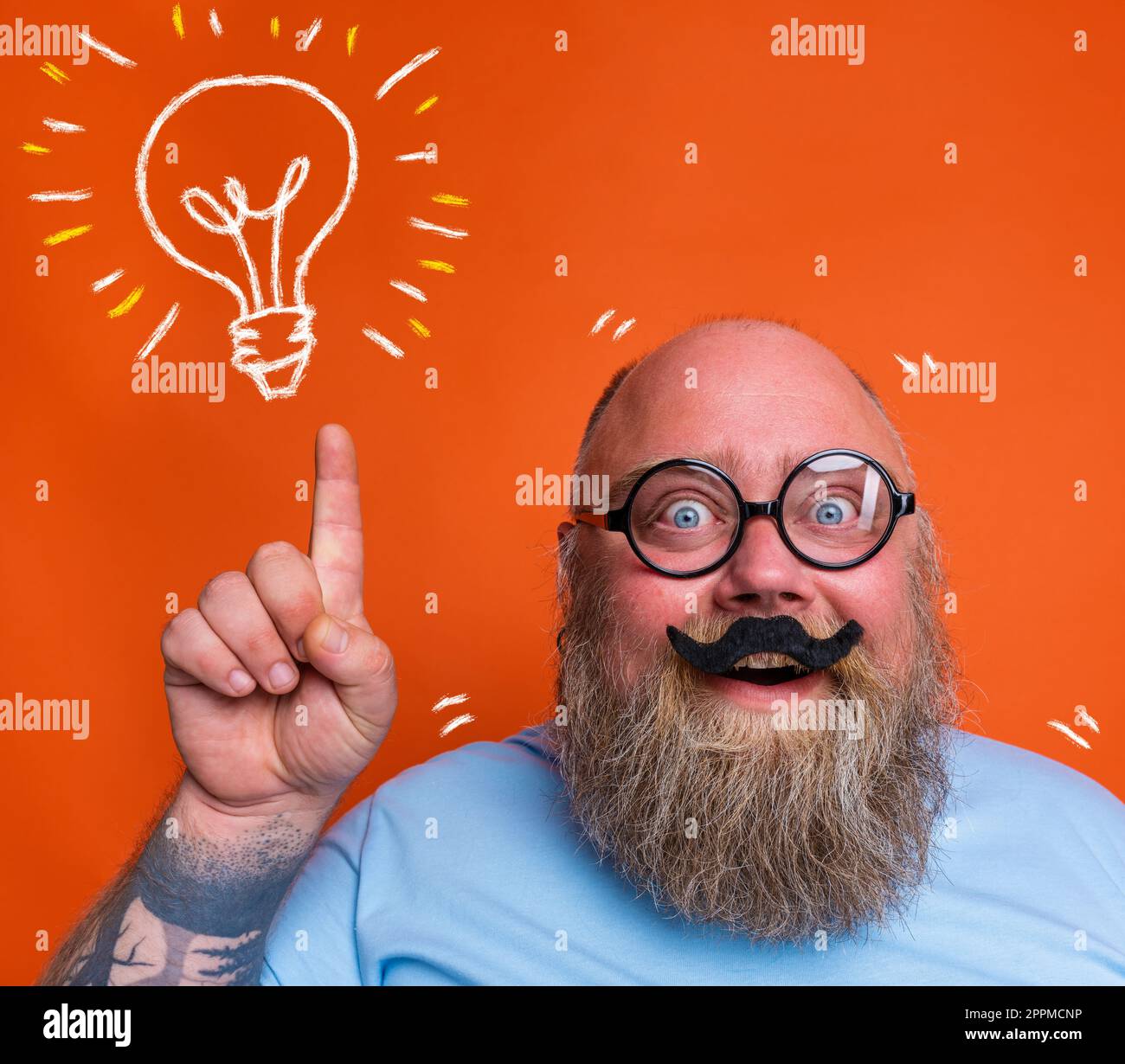 Der glückliche Fettsack benimmt sich wie ein Nerd Stockfoto