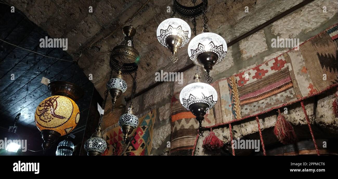 Traditionelle traditionelle türkische Lampen vor hellem Hintergrund in der Nacht. Farbige Glaslampen und -Schirme auf dem Markt in Sarajewo, Bosnien und Herzegowina. Verkauf von Souvenirs auf dem Markt. Euro-Trip Stockfoto