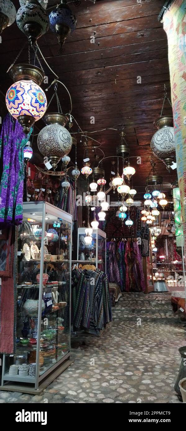 Traditionelle traditionelle türkische Lampen vor hellem Hintergrund in der Nacht. Farbige Glaslampen und -Schirme auf dem Markt in Sarajewo, Bosnien und Herzegowina. Verkauf von Souvenirs auf dem Markt. Stockfoto
