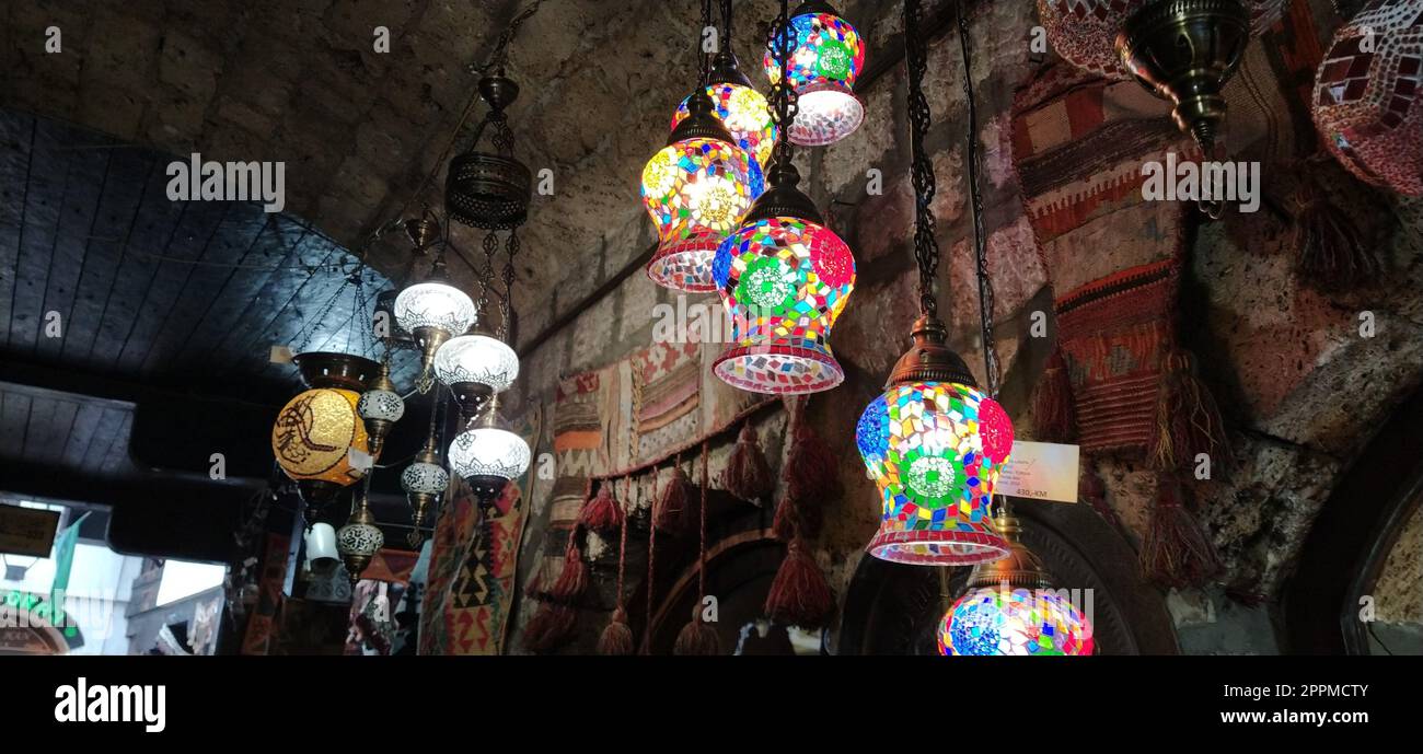 Traditionelle traditionelle türkische Lampen vor hellem Hintergrund in der Nacht. Farbige Glaslampen und -Schirme auf dem Markt in Sarajewo, Bosnien und Herzegowina. Verkauf von Souvenirs auf dem Markt. Euro-Trip Stockfoto