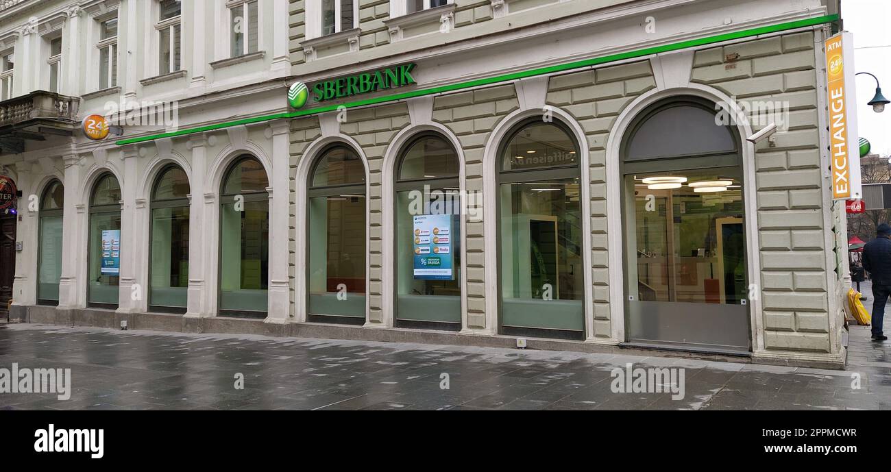 Sarajewo, Bosnien und Herzegowina, 8. März 2020. Das historische Zentrum von Sarajevo, ein Zweig der Sberbank in einer der Straßen der Stadt. Fassade des Gebäudes, Glasfenster der Bank Stockfoto