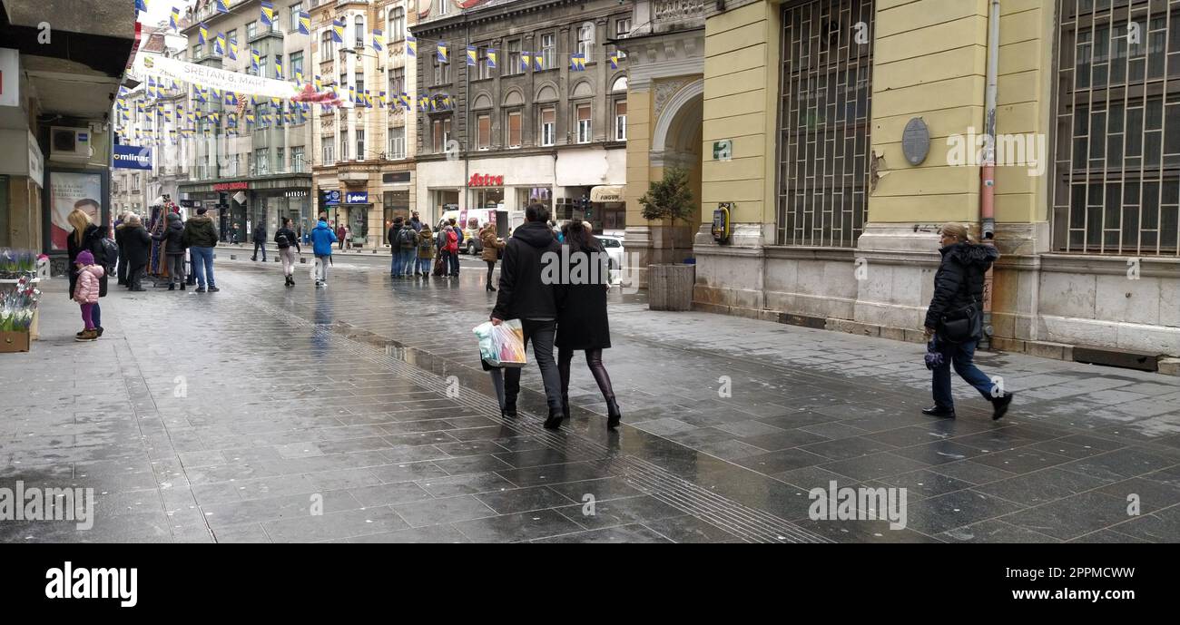 Sarajewo, Bosnien und Herzegowina, 8. März 2020. Leute auf den Straßen von Sarajevo. Touristen und Einheimische machen einen Spaziergang durch das Stadtzentrum, besuchen Geschäfte und Cafés. Historisches Zentrum von Sarajevo mit Attraktionen Stockfoto