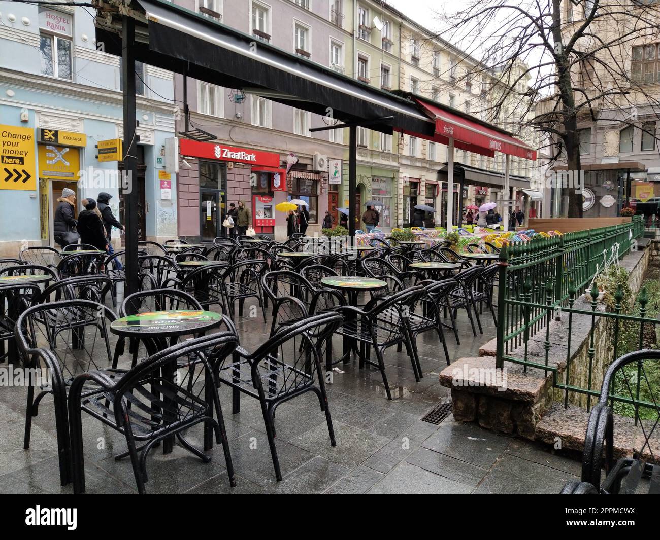 Sarajewo, Bosnien und Herzegowina, 8. März 2020, Café in Sarajewo. Straßen und Sehenswürdigkeiten, Tische und Stühle erwarten Gäste. Regenwetter. Frühe Eröffnung der Touristensaison Stockfoto