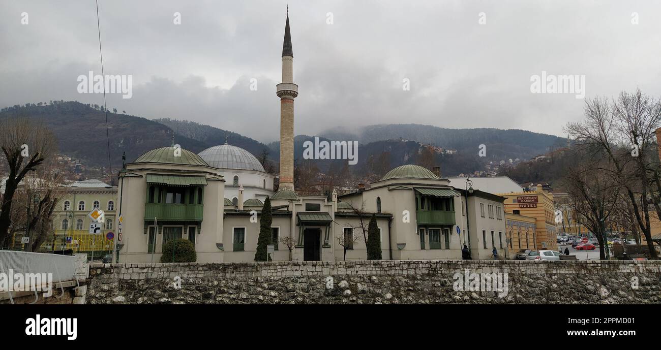 Sarajevo, Bosnien und Herzegowina, 8. März 2020, zentrale Straßen von Sarajevo. Islamische Wahrzeichen und Touristenattraktionen. Touristenattraktionen von Sarajevo. Tourismusbranche, Reisen und Ausflüge. Balkan Stockfoto