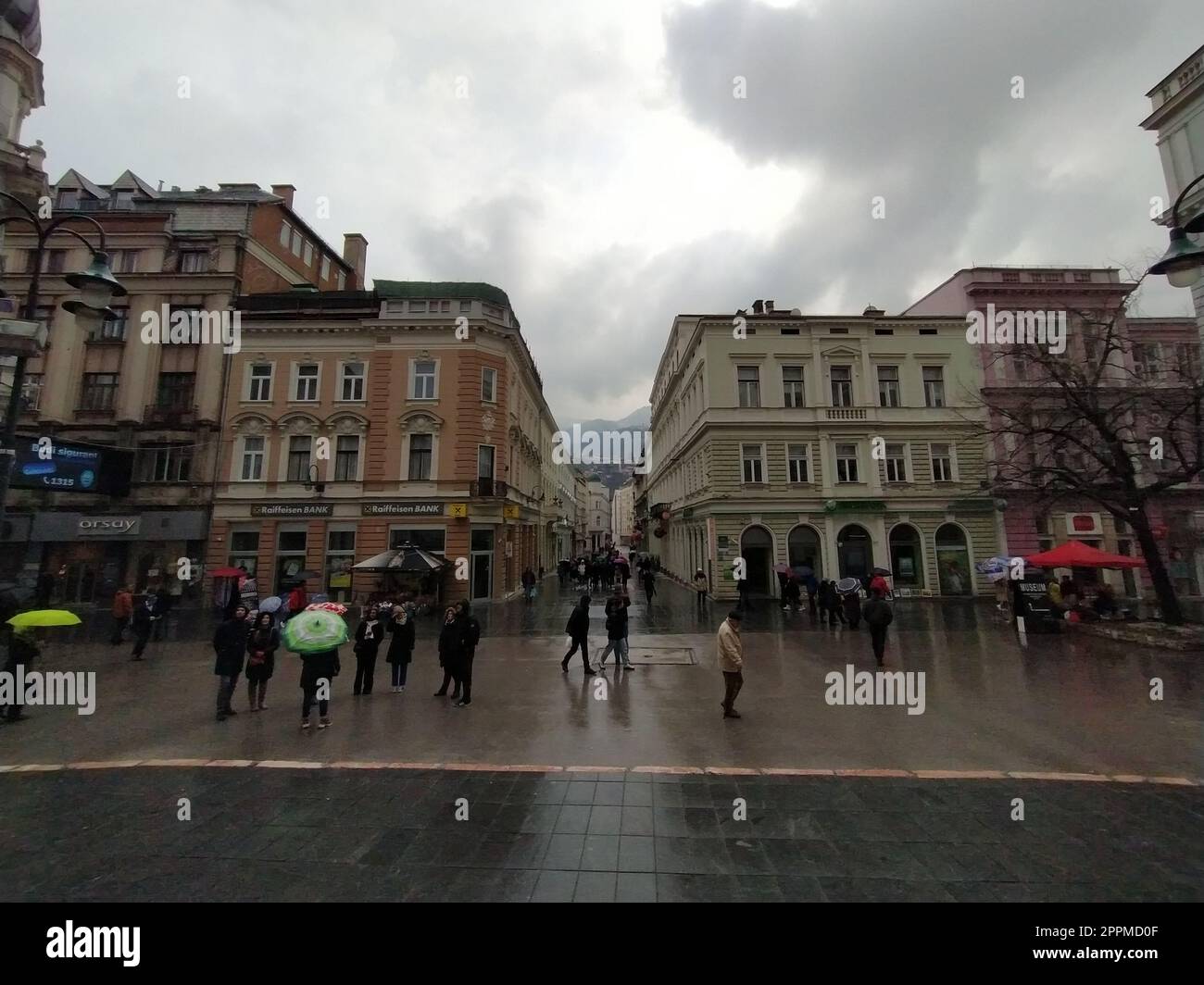 Sarajevo, Bosnien und Herzegowina, 8. März 2020, zentrale Straßen von Sarajevo. Islamische Wahrzeichen und Touristenattraktionen. Touristenattraktionen von Sarajevo. Tourismusbranche, Reisen und Ausflüge. Balkan Stockfoto