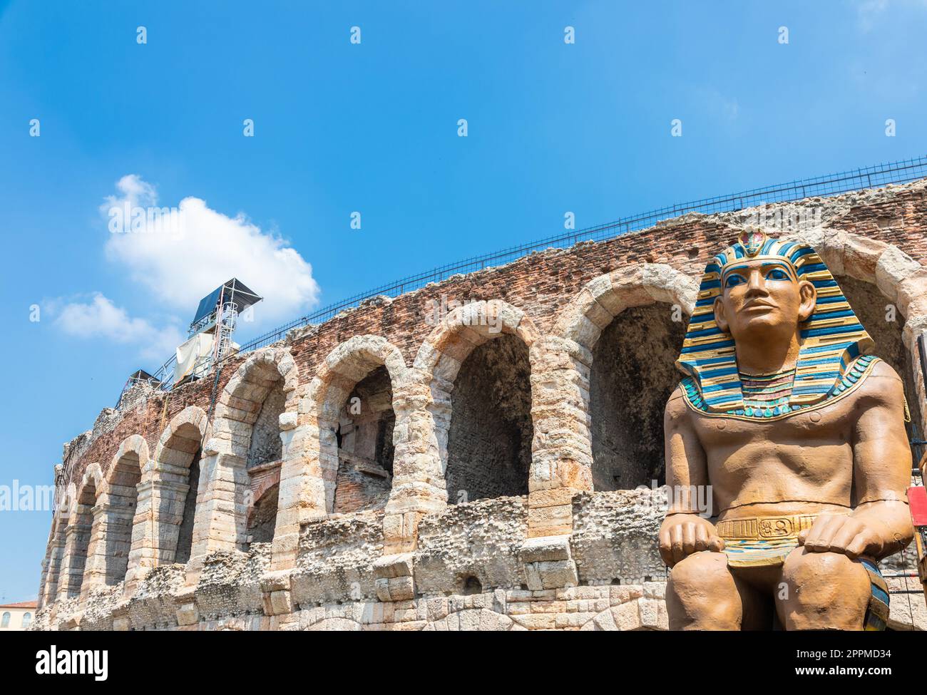 Verona, Italien - Vorbereitung der Bühne für die Vorstellung von thetre in der berühmten Arena di Verona Stockfoto