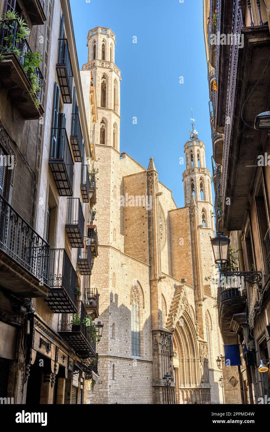 Die berühmte Kirche Santa Maria del Mar in Barcelona durch eine kleine Gasse Stockfoto