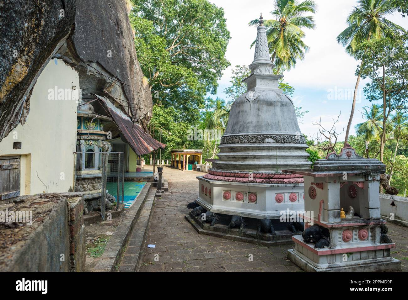 Der Raja Maha Vihara ist ein alter buddhistischer Felsentempel in Mulkirigala, Sri Lanka Stockfoto