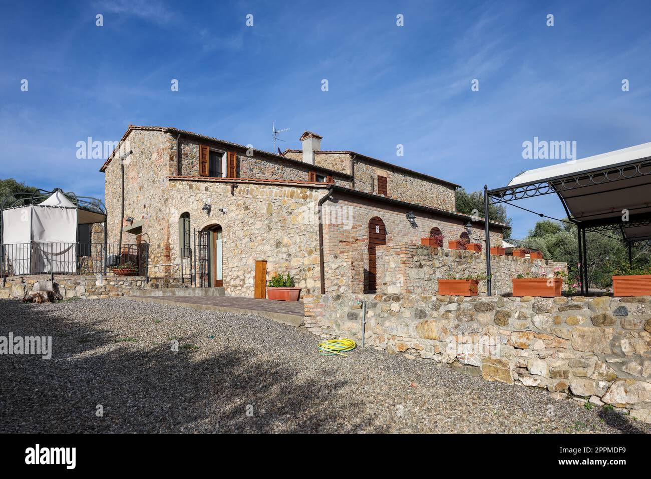 Restauriertes altes Steinhaus in Montemassi. Italien Stockfoto