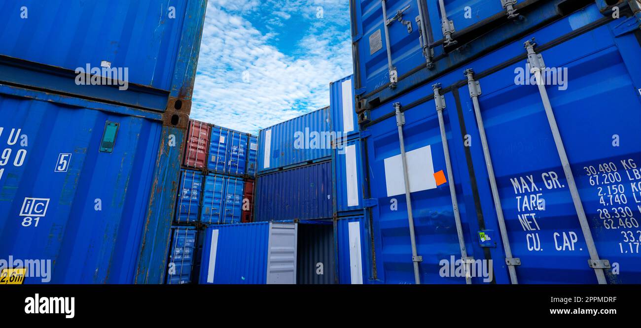 Container Logistik. Fracht- und Versandkosten. Container für den Import und Export Logistik. Container Freight Station. Logistik Industrie ab Hafen Stockfoto