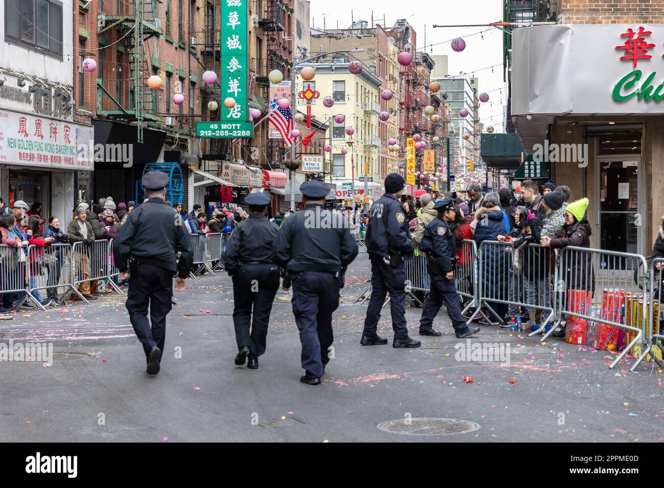 Polizisten beobachten in Chinatown vor der Silvesterparade, USA, New York Stockfoto