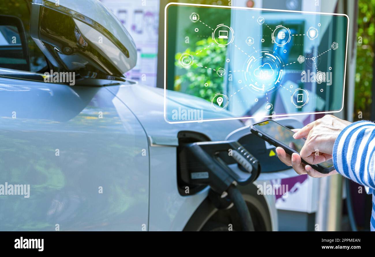 Frau, die den Smartphone-Zahlungsdienst in der App verwendet, um ein Fahrzeug mit einem Blur EV an der Ladestation für Elektroautos aufzuladen. Ladestation für Elektrofahrzeuge. Schnellladung für Elektrofahrzeuge. Nachhaltige Energie zur Verringerung der CO2-Emissionen Stockfoto