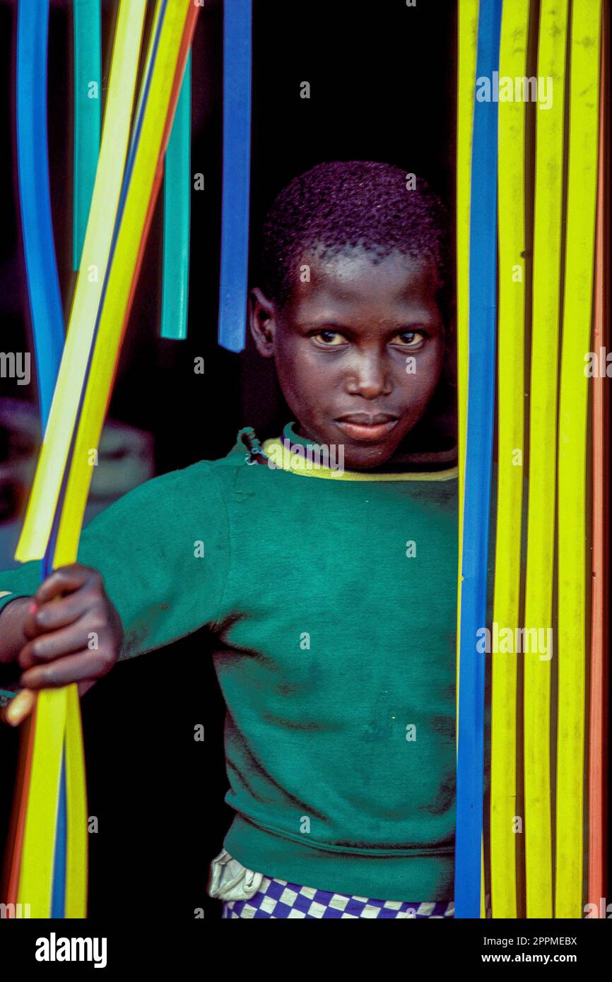 Senegal, ein Junge, der hinter einem Fliegenvorhang steht. Stockfoto