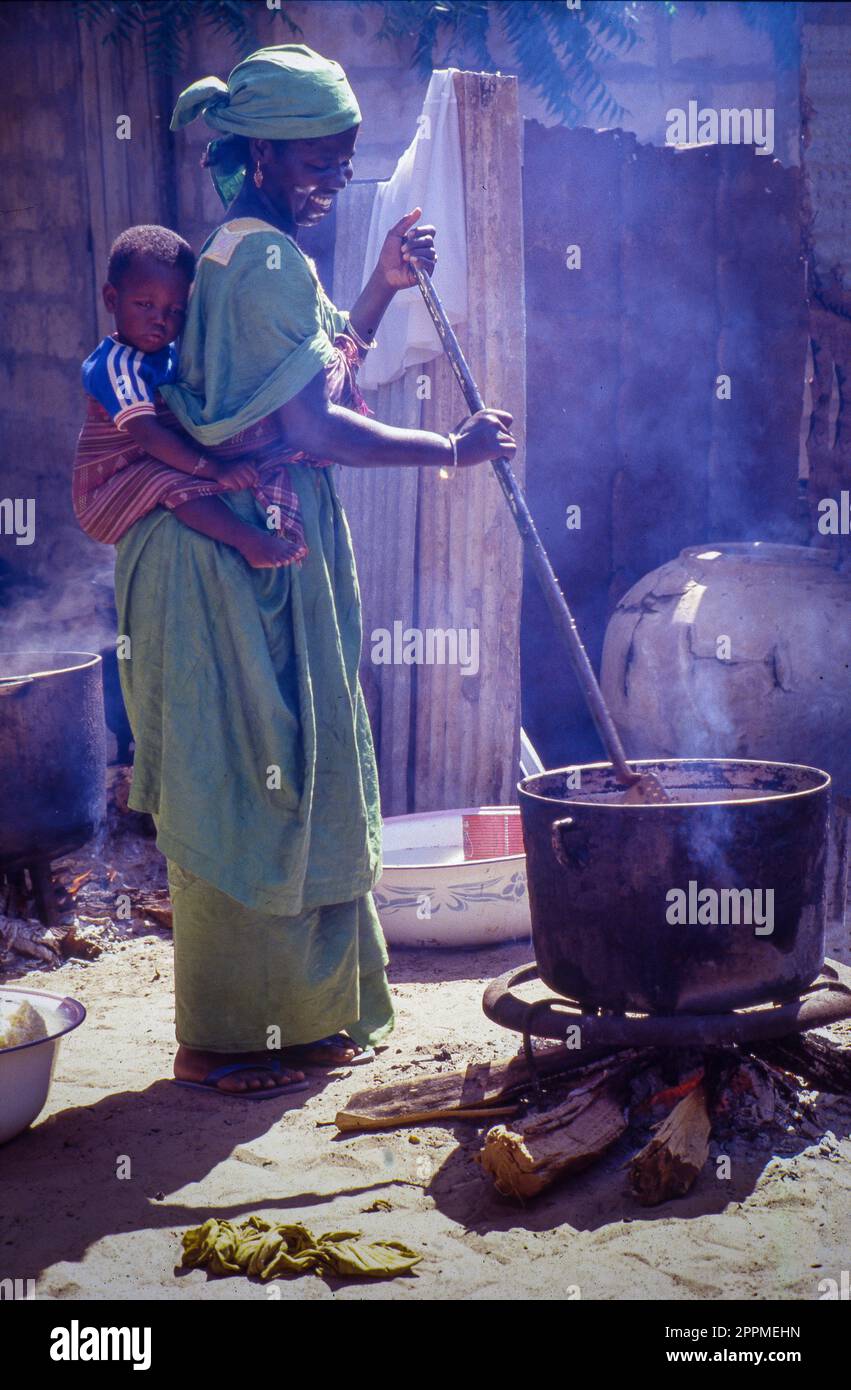 Senegal, eine Frau kocht Baumsamen für die Seifenproduktion. Stockfoto