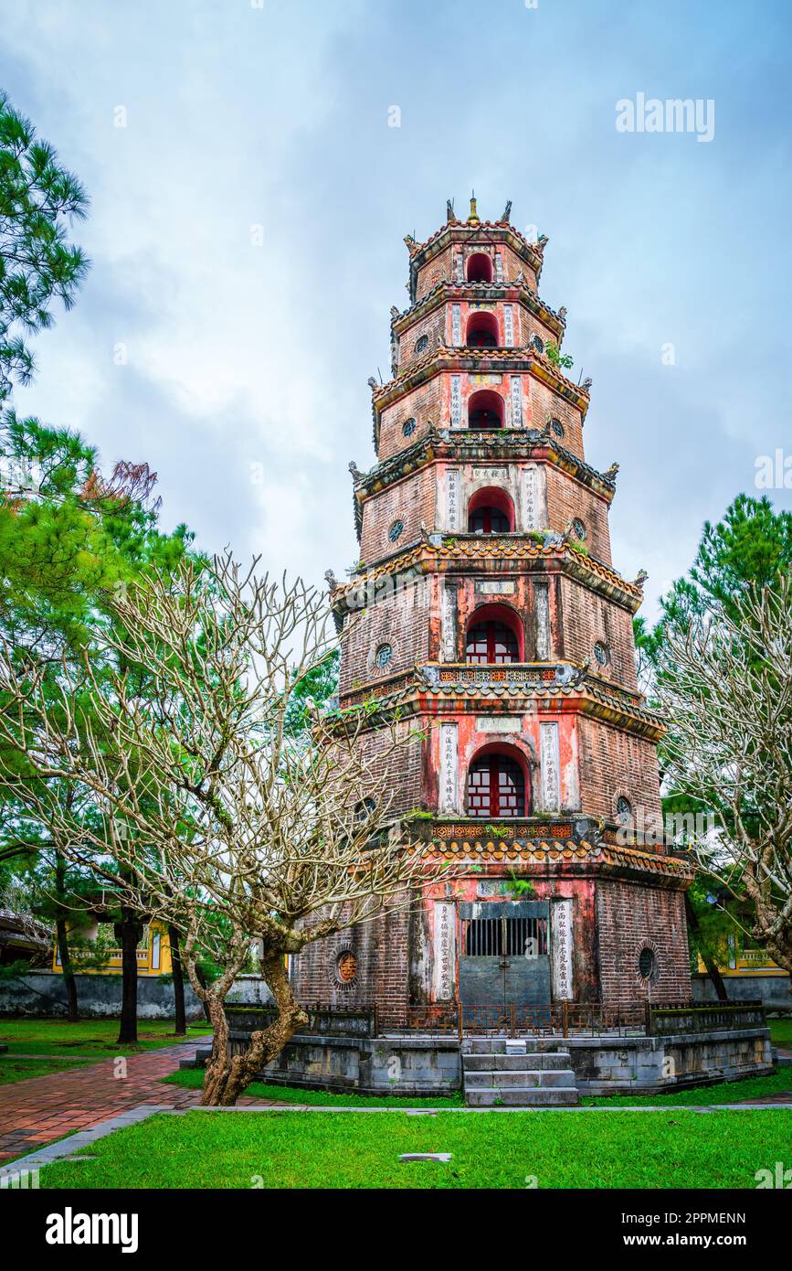 Siebenstöckige Pagode im Thien Mu Tempel in Hue, Vietnam Stockfoto