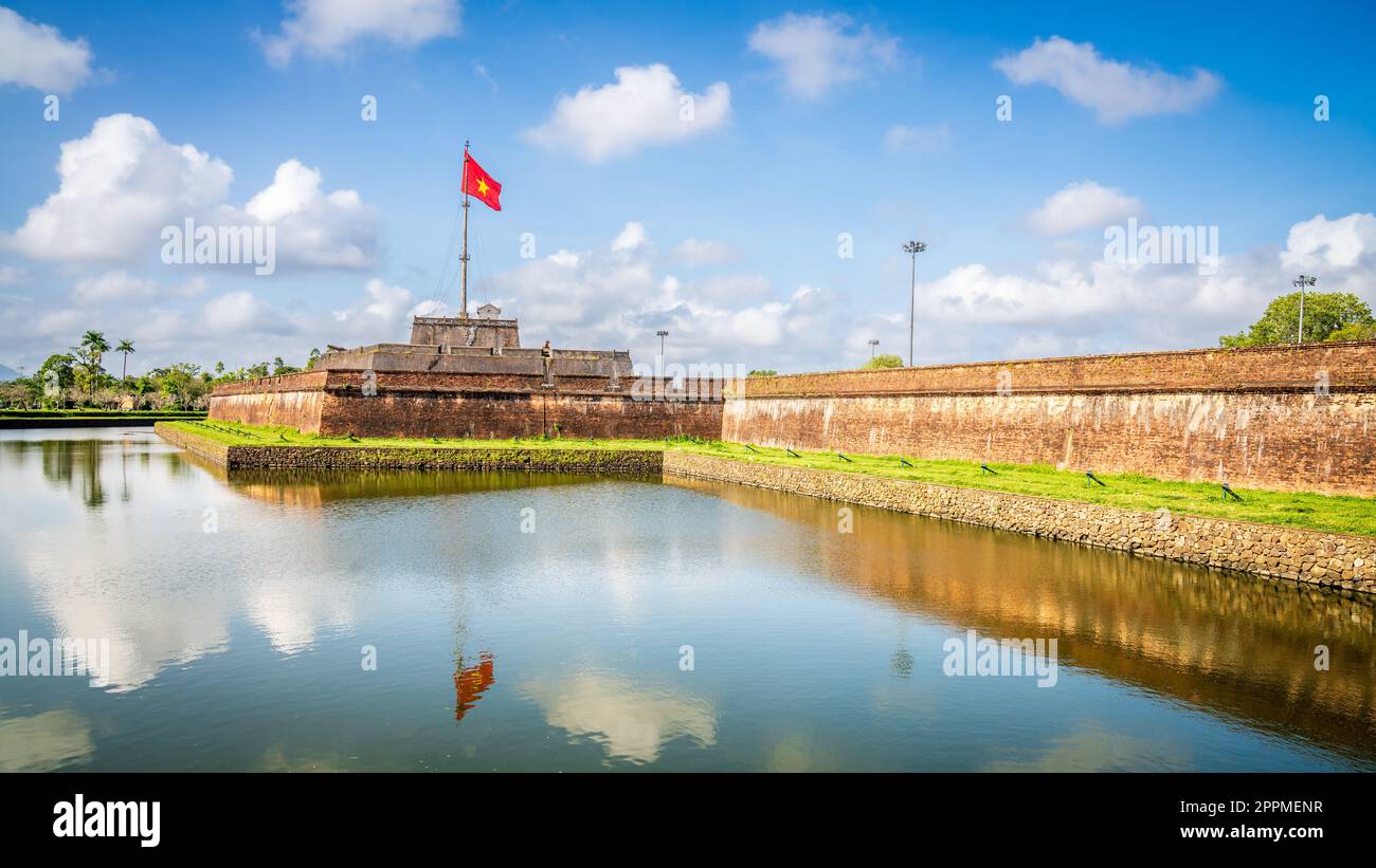 Die Nationalflagge Vietnams fliegt über der Zitadelle in der ehemaligen Hauptstadt Hue Stockfoto
