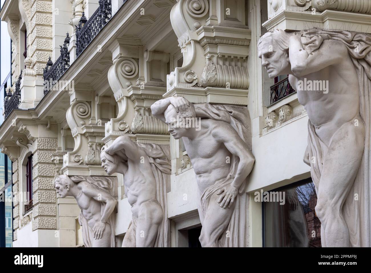 Haus der vier Riesen mit Figuren von vier Männern auf dem Freiheitsplatz, Brünn, Tschechische Republik Stockfoto