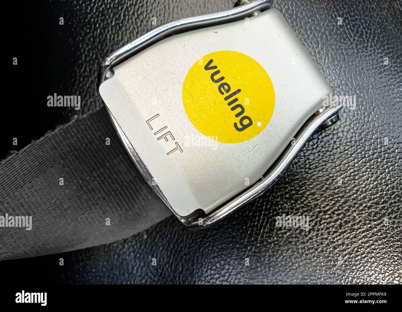 Detail des Gurtschlosses des Sicherheitsgurts mit dem Logo von Vueling Airlines auf einem leeren Sitzplatz Stockfoto