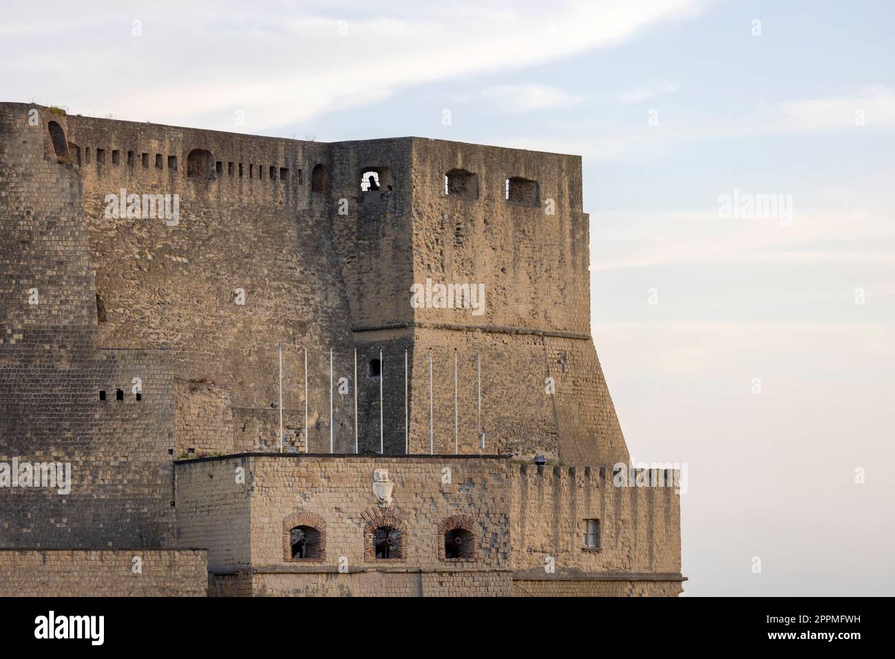 Castel dell'Ovo, mittelalterliche Burg auf einer kleinen Insel vor der Küste von Neapel, Italien Stockfoto
