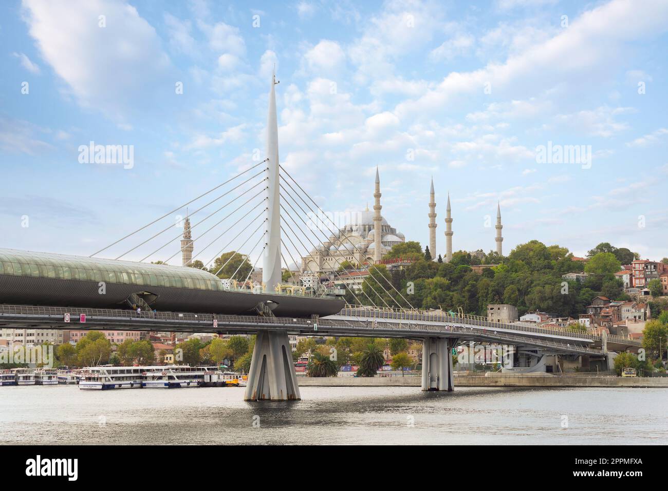 Golden Horn Metro Bridge, oder Halic Bridge, überlappende Suleymaniye Moschee, Istanbul, Türkei Stockfoto