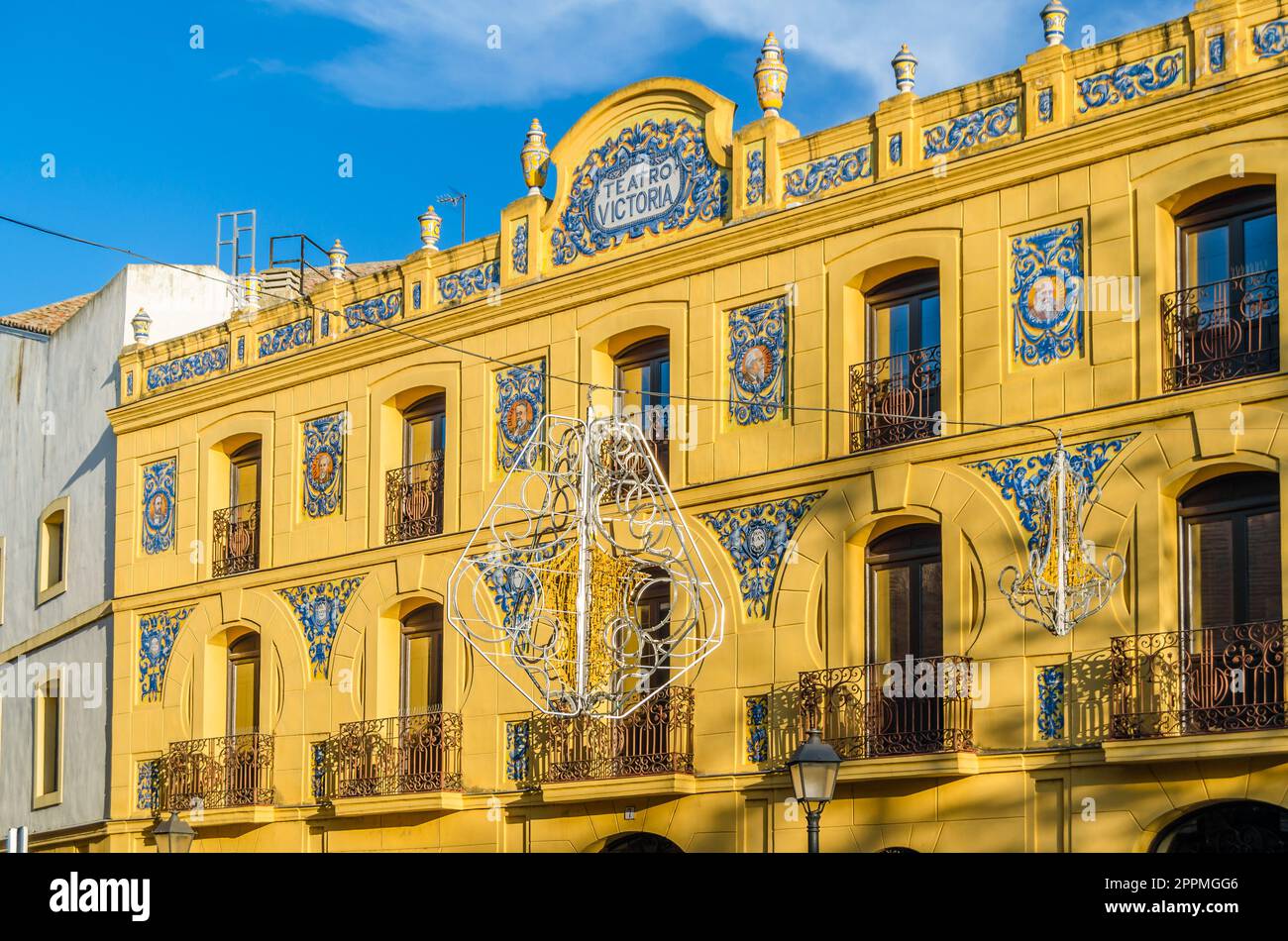 TALAVERA DE LA REINA, SPANIEN - 19. DEZEMBER 2021: Fassade des Victoria-Theaters in Talavera de la Reina, Castilla La Mancha, Spanien, 1912 in modernem Stil und mit Keramikfliesenfassade erbaut, Werk des Keramikarbeiters Juan Ruiz de Luna Stockfoto