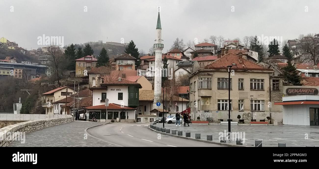 Sarajevo, Bosnien und Herzegowina, 8. März 2020, zentrale Straßen von Sarajevo. Islamische Wahrzeichen und Touristenattraktionen. Touristenattraktionen von Sarajevo. Tourismusbranche, Reisen und Ausflüge. Balkan Stockfoto