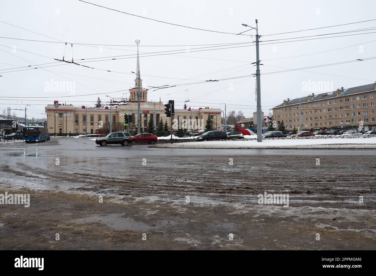 Petrozavodsk, Republik Karelien, Russland, 16. Januar 2023. Gagarin Square, Lenin Avenue. Das tägliche Leben der Russen. Öffentliche Verkehrsmittel und Autos fahren. Bahnhof. Schnee, Schneeverwehungen und Matsch. Stockfoto