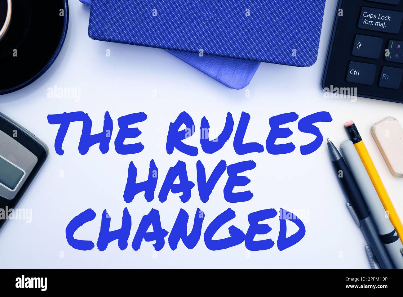 Handschriftlich signiert, die Regeln haben sich geändert. Geschäftsübersicht die Vereinbarung oder Policy enthält eine neue Gruppe von Befehlen Stockfoto