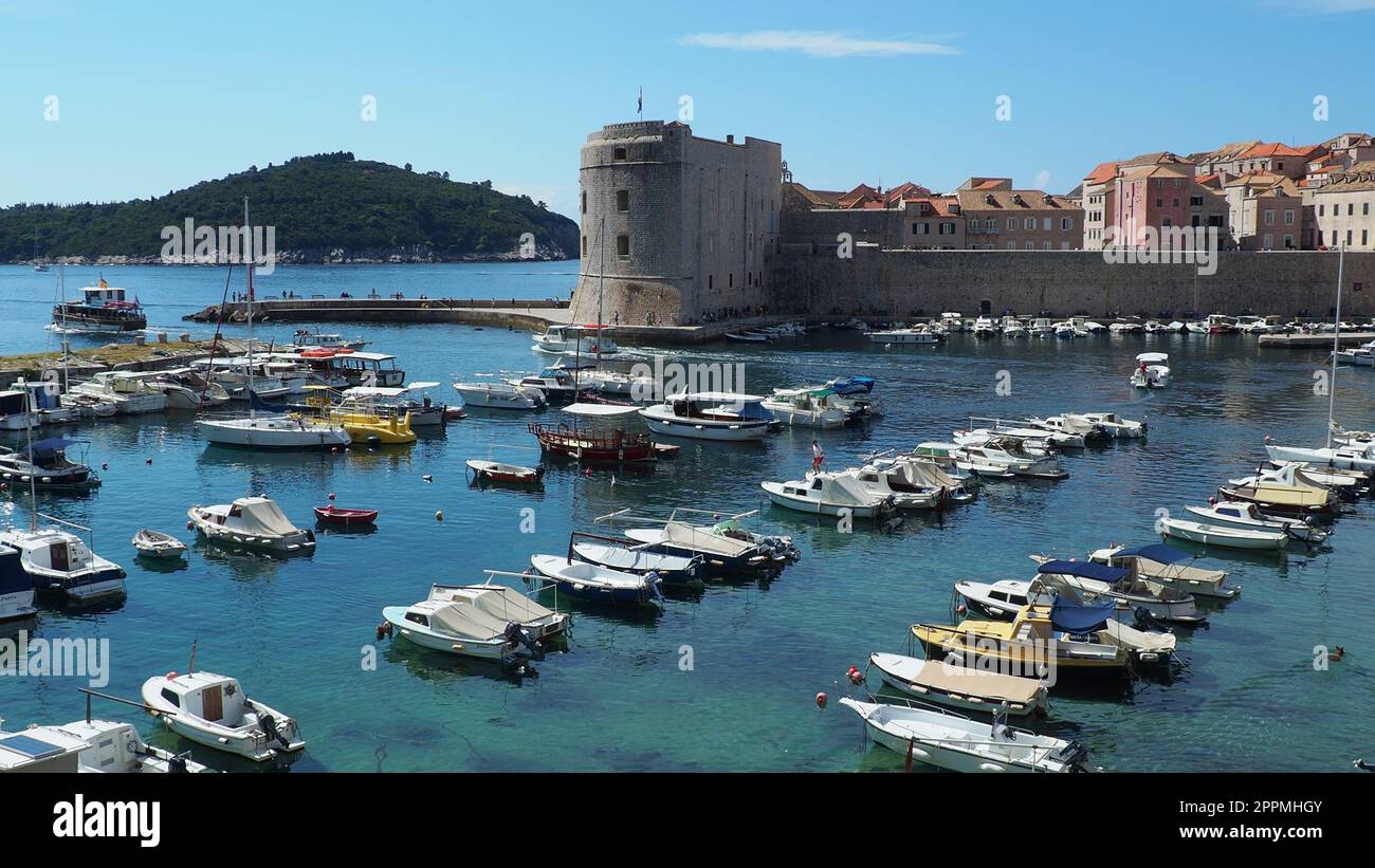 Dubrovnik, Kroatien, 08,14. 2022. Stadthafen Sommertouristenattraktion. Touristen gehen zu Fuß, steigen in Boote und Schiffe und machen Bootsausflüge. Adria. Reisen und Erholung. Private Boote von einheimischen Bürgern Stockfoto