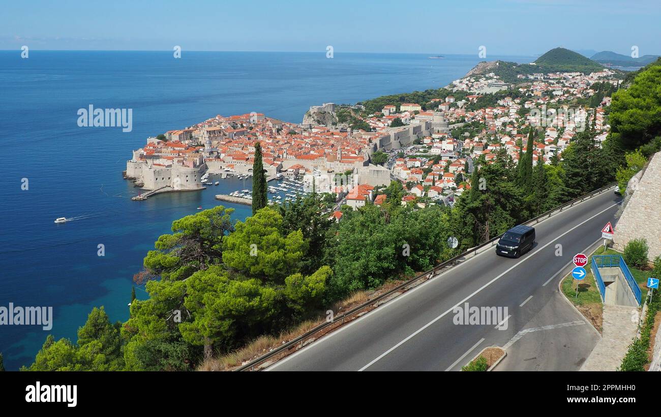 Dubrovnik, Kroatien 08.14.2022 Straßenverkehr in der Nähe der Altstadt von Dubrovnik in Kroatien. Verwaltungszentrum Dubrovnik Ragusa im Bezirk Dubrovnik-Neretva. Blick von oben von der Aussichtsplattform auf den Felsen. Stockfoto