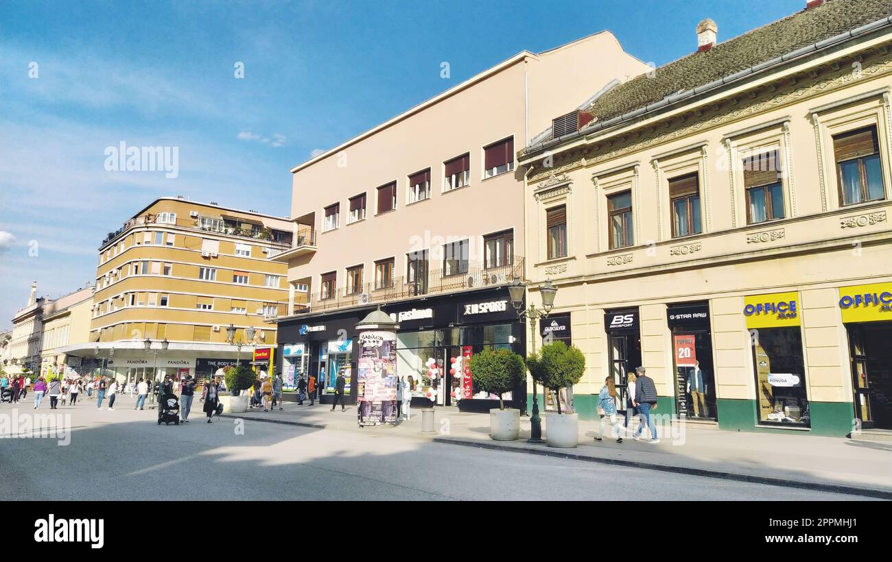 Novi Sad, Serbien 30. April 2022 das Hotel Vojvodina ist das älteste Hotel im Zentrum der Stadt. Europäische Tourismusfazilität. Straße mit Passanten. Freiheitsplatz. Hotel mit Zimmern, das Dienstleistungen anbietet Stockfoto